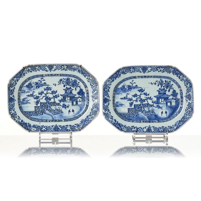 A Chinese blue and white porcelain service, 16 pieces, Qing dynasty, Qianlong (1736-95).