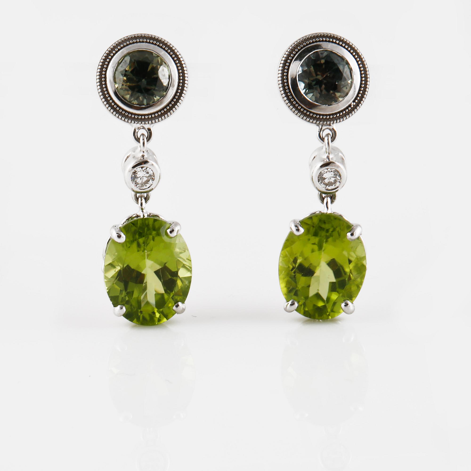 ÖRHÄNGEN, 14K vitguld med briljantslipade diamanter ca 0.10 ct, safirer ca 1.55 ct samt peridoter ca 5.70 ct. Vikt 4,9 g.