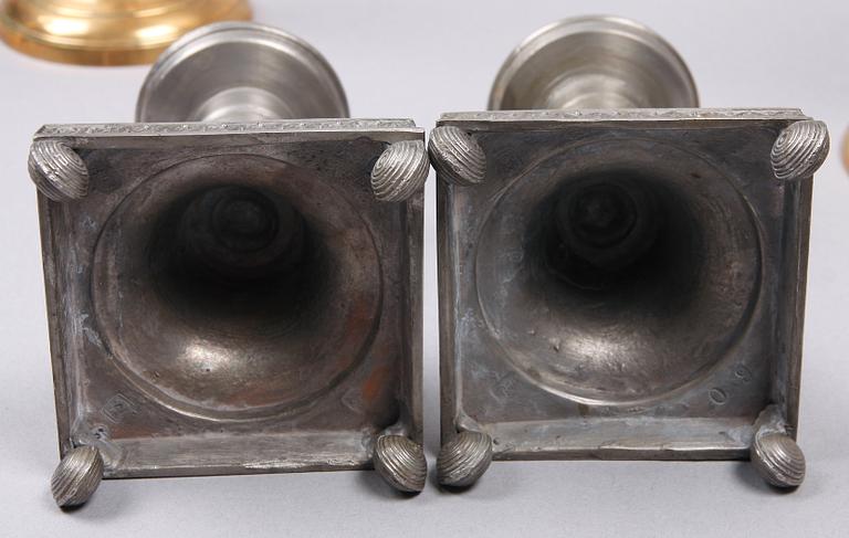 LJUSSTAKAR, 3 par, mässing resp tenn, Skultuna resp Santesson, Stockholm. 1800-talets andra hälft resp tidigt 1900-tal.