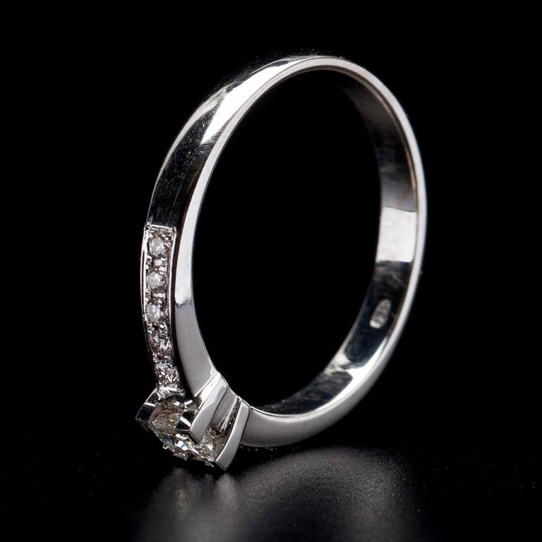 RING, vitguld 14K, mittsten princesslipad diamant 0,19 ct, sidostenar tot. 0,15 ct. Vikt 2,9 g.