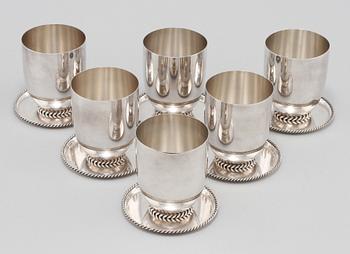 MUGGAR, 6 st samt COASTERS, 6 st, silver, 1900-tal. Vikt 980 g.