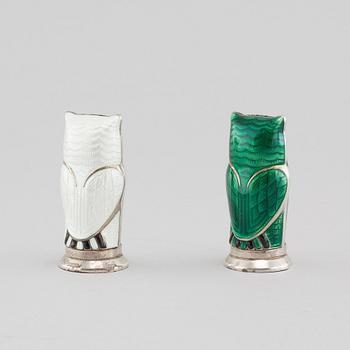 A salt and a pepper shaker, silver and enamel, from David Andersen in Norway, 20th century.