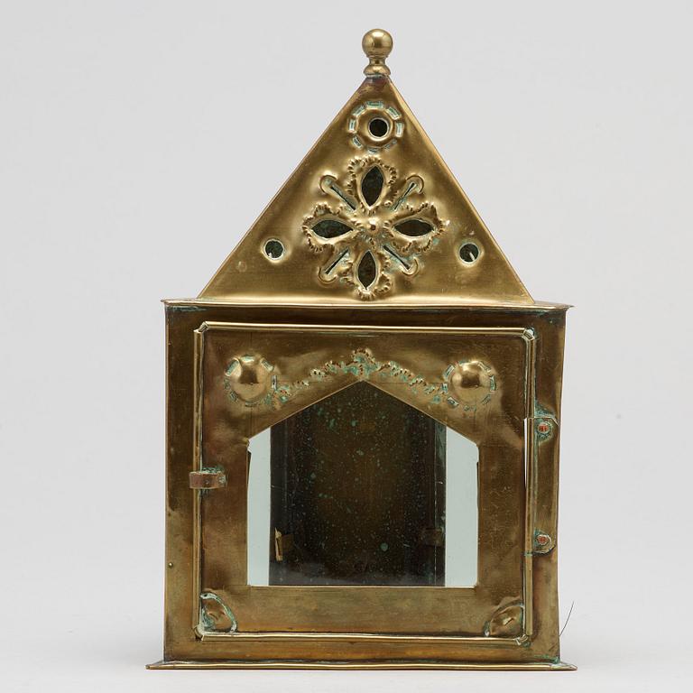 AN 18TH CENTURY BRASS HAND LANTERN.