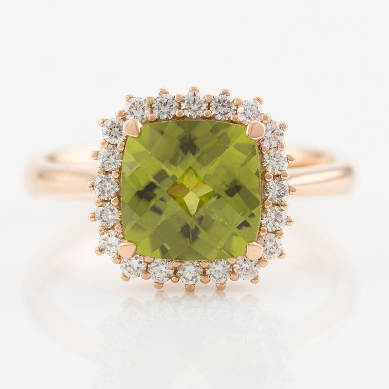 Ring in 18K gold with a faceted peridot and round brilliant-cut diamonds.