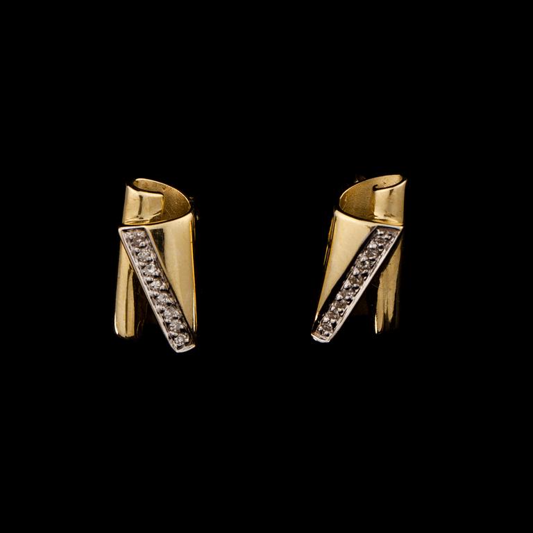 ÖRHÄNGEN, 14K guld, 8 små diamanter. Vikt 3,3 g.