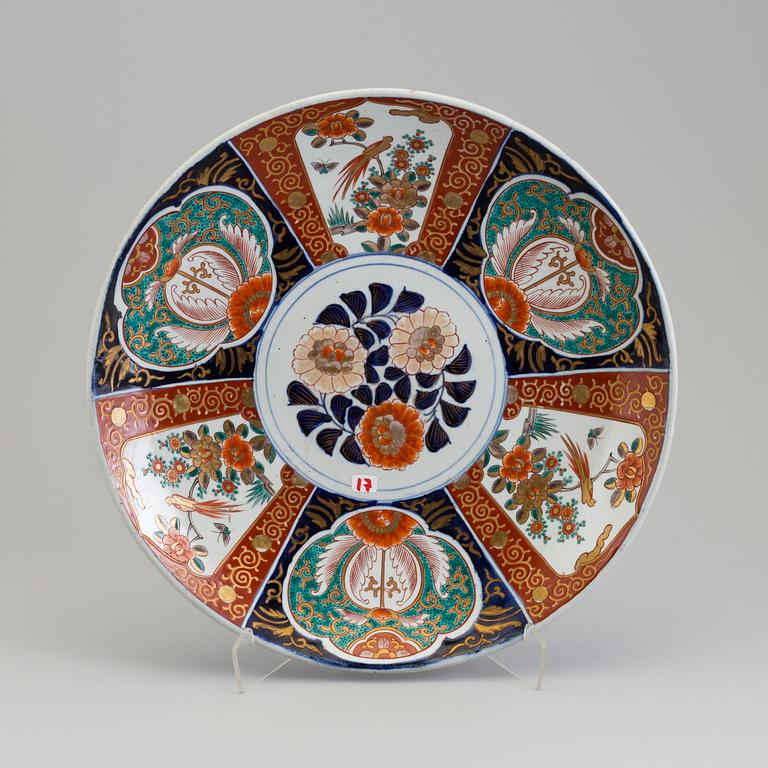 A Japanese imari porcelain charger, Meiji (1868-1912).