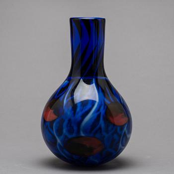 AN EVA ENGLUND ORREFORS GALLERY GLASS VASE 1988.