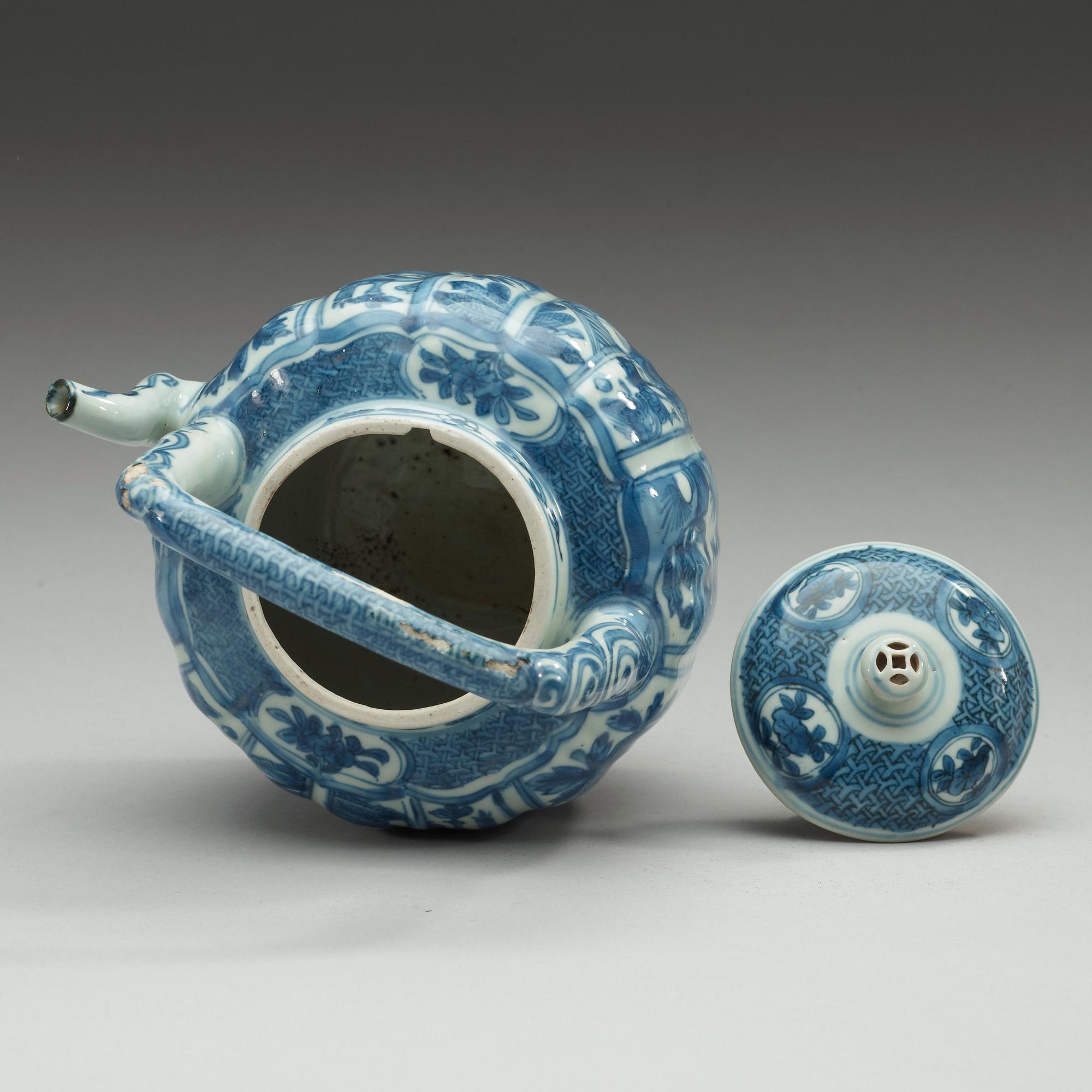 A blue and white tea pot with cover, Ming dynasty, Wanli (1572-1620).