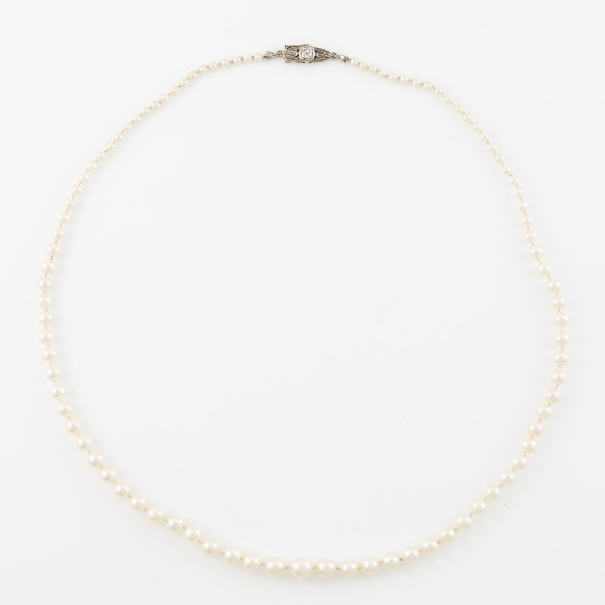 Necklace of cultured pearls with an old-cut diamond clasp in 18K gold.