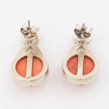 A pair of 14k white gold earrings with corals and diamonds ca. 0.10 ct in total.