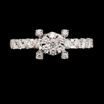 RING, 18K vitguld, briljantslipade diamanter. Vikt ca 3 g.