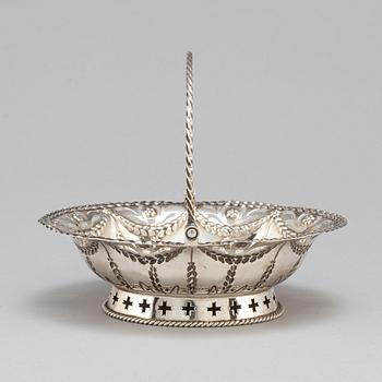 An English 18th century silver sweet meat basket, mark of Richard Meach, London 1773.