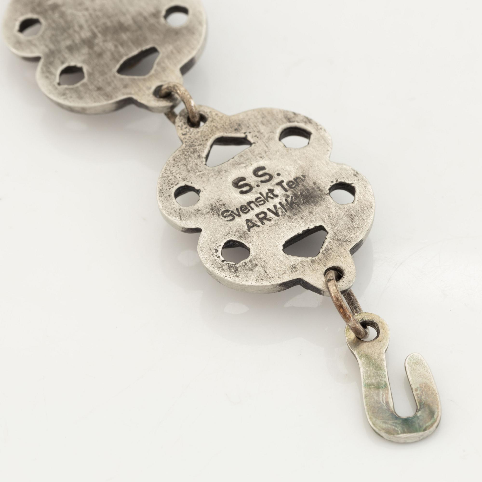 Armband, tenn med månstenar.