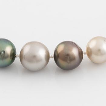 Cultured Tahiti- and South sea pearl necklace, clasp 18K gold.