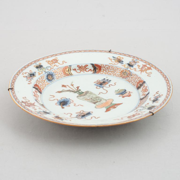 An imari verte 'antiques' plate, Qing dynasty, early 18th century.