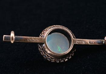 RINTANEULA, opaali n. 2.5 ct, ruusuhiottuja timantteja n. 0.2 ct. C.G. Hallberg Tukholma 1875. Paino 5 g.