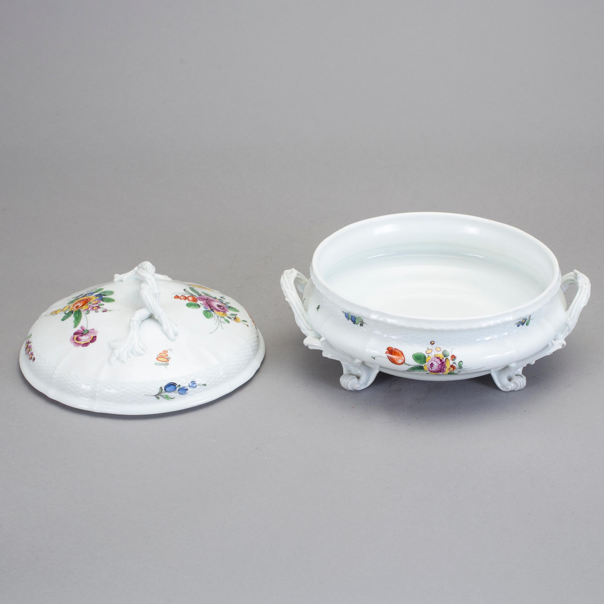 TERRIN MED LOCK, porslin, Nymphenburg, 1900-talets första hälft.