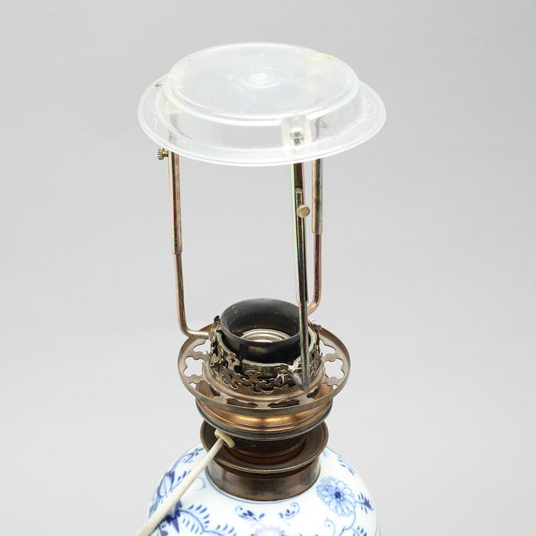 A pair of "Zwiebelmuster" lamps, made by Meissen in the first half of the 20th century.