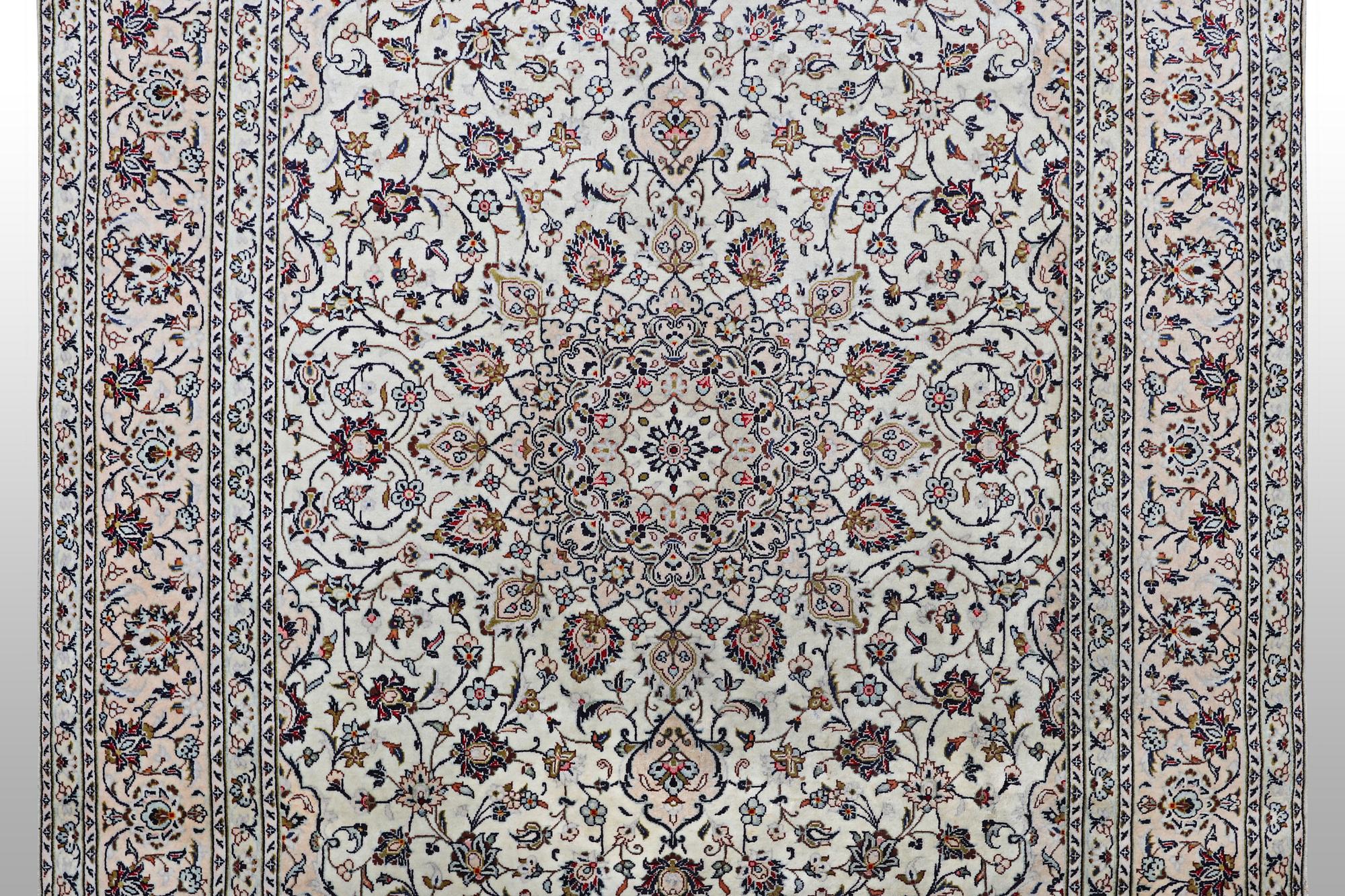 A carpet, Kashan, ca 305 x 198 cm.