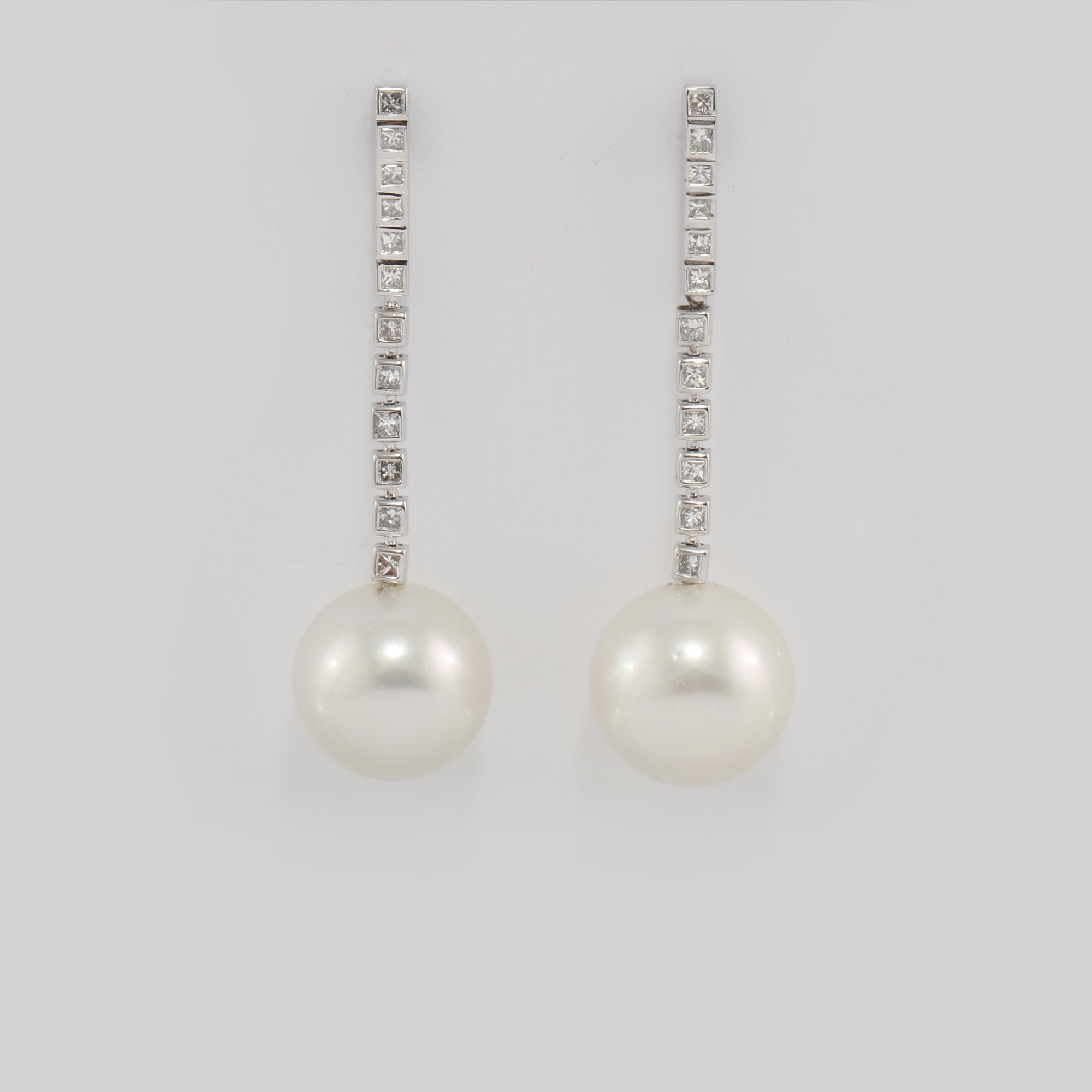 ÖRHÄNGEN, 18K vitguld med prinsesslipade diamanter 0.64 ct samt odlade South Sea pärlor. Vikt 13,1 gram.