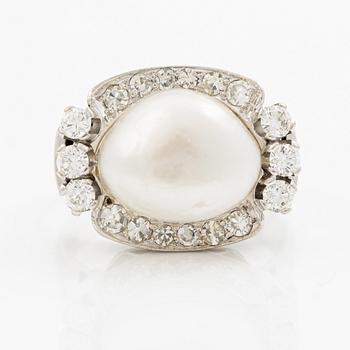 Ring 18K vitguld med saltvattenspärla med briljantslipade och åttkantslipade diamanter.
