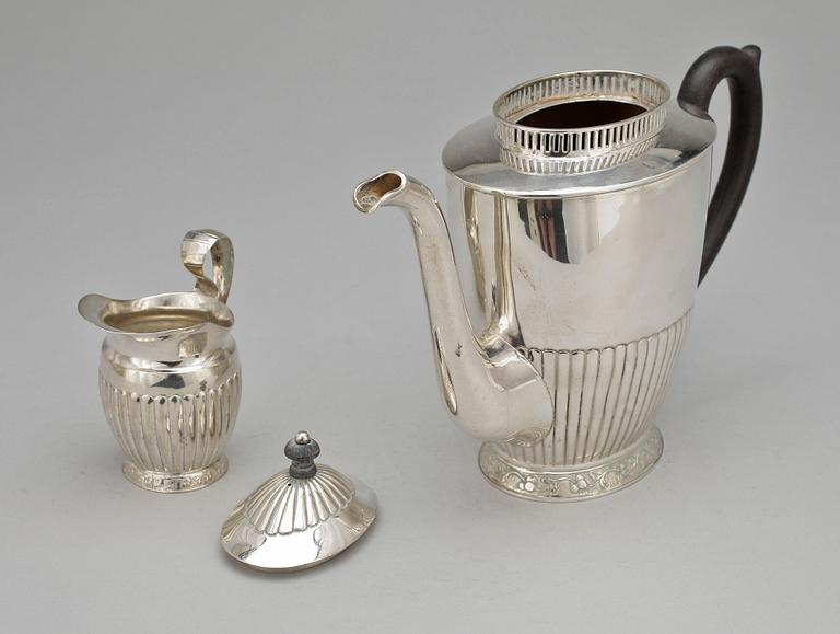 KAFFEKANNA samt GRÄDDKANNA, silver, bl a Christian F Heise, Köpenhamn 1800-/1900-tal. Vikt 577g (inkl trädetaljer).