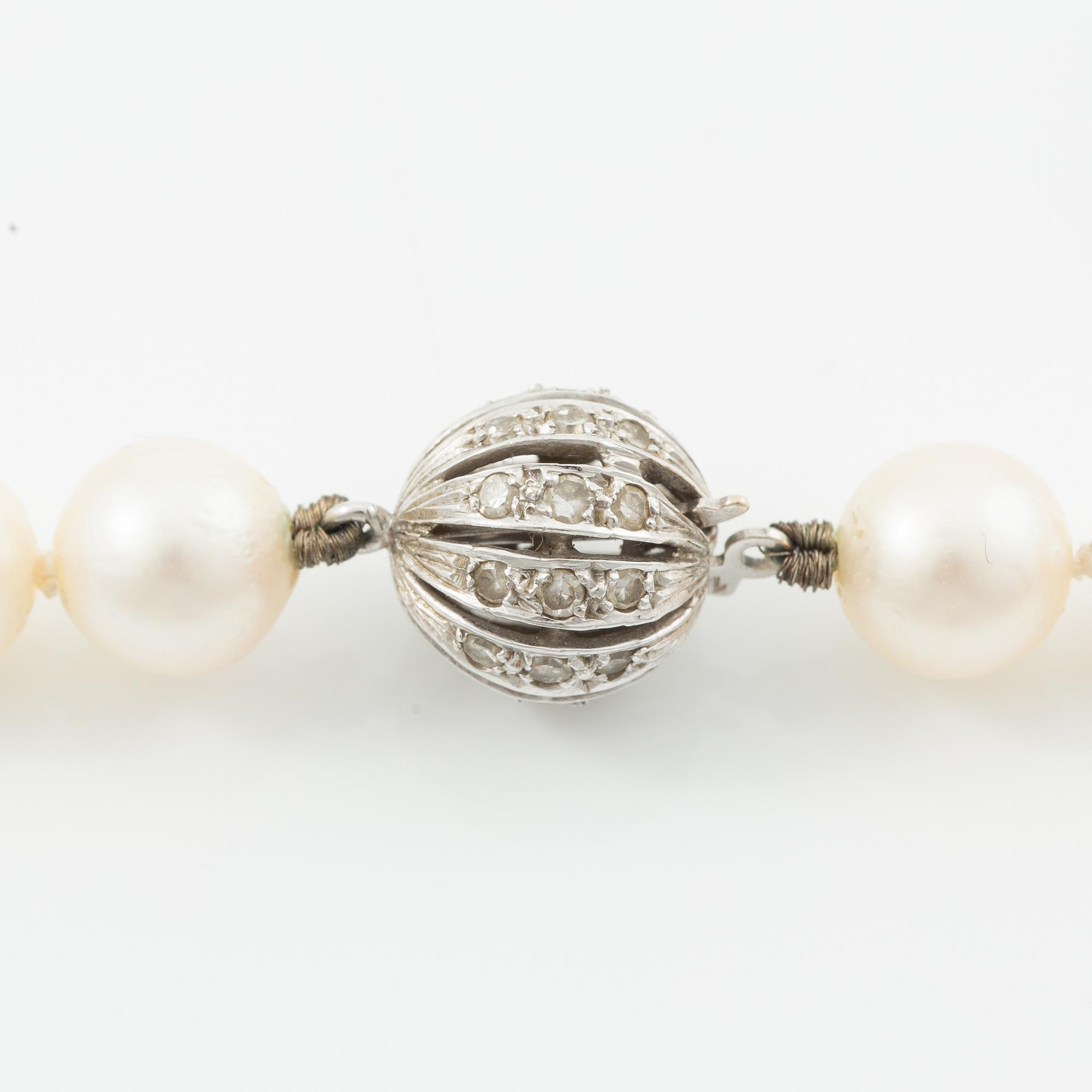Necklace, longer model with cultured pearls, clasp 18K white gold set with octagonal-cut diamonds.