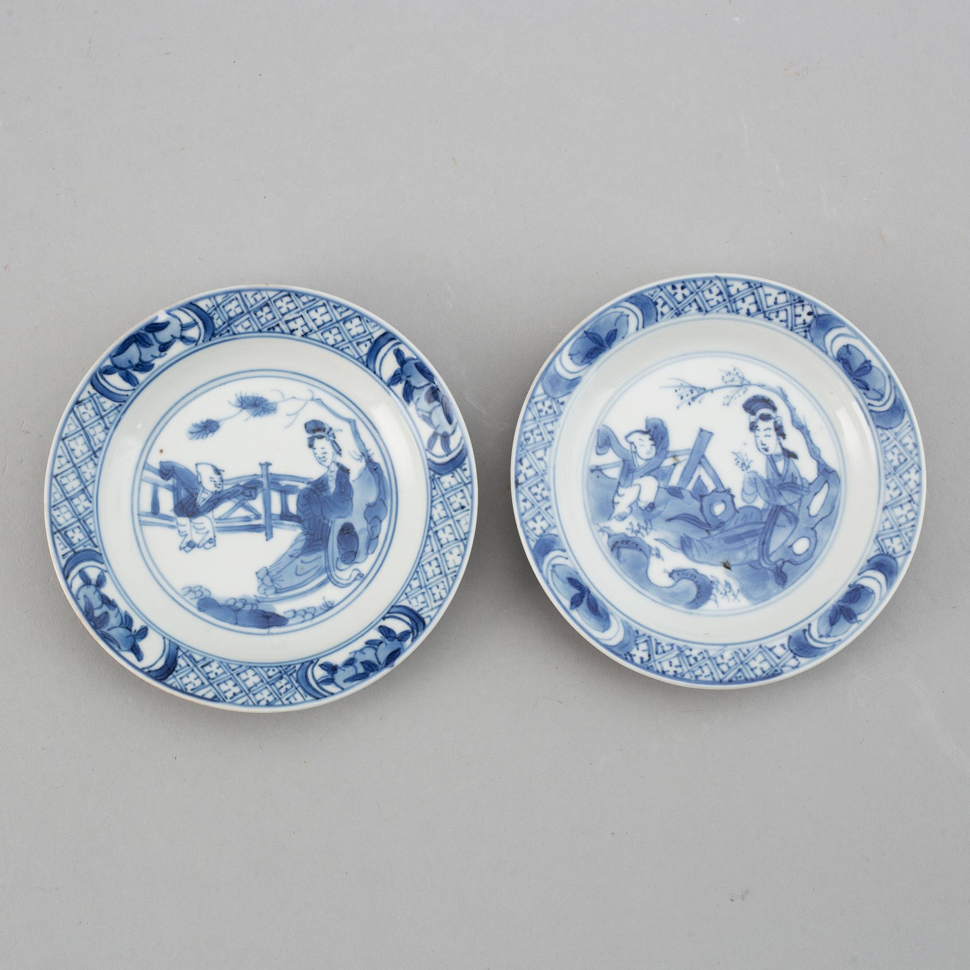A blue and white jar with cover and two dishes, Qing dynasty, 18/19th Century.