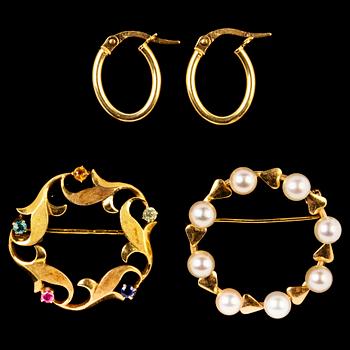 BROSCHER, 2 st, 18k guld med odlade pärlor resp olikfärgade stenar samt ÖRHÄNGEN, ett par, 18k guld. Vikt 9 g.