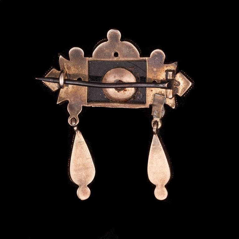 SMYCKESSET, örhängen, ring och brosch, 10K guld, små pärlor. Sorgesmycken, början av 1900-talet. Vikt ca 11,8 g.
