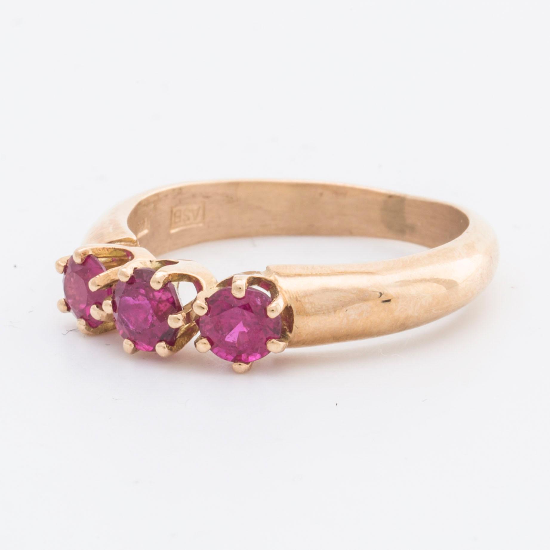 RING 18K gold w 3 rubies.