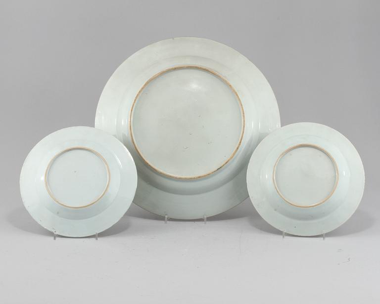 FAT samt TALLRIKAR, 2 st, porslin, Kina, 1700-tal.
