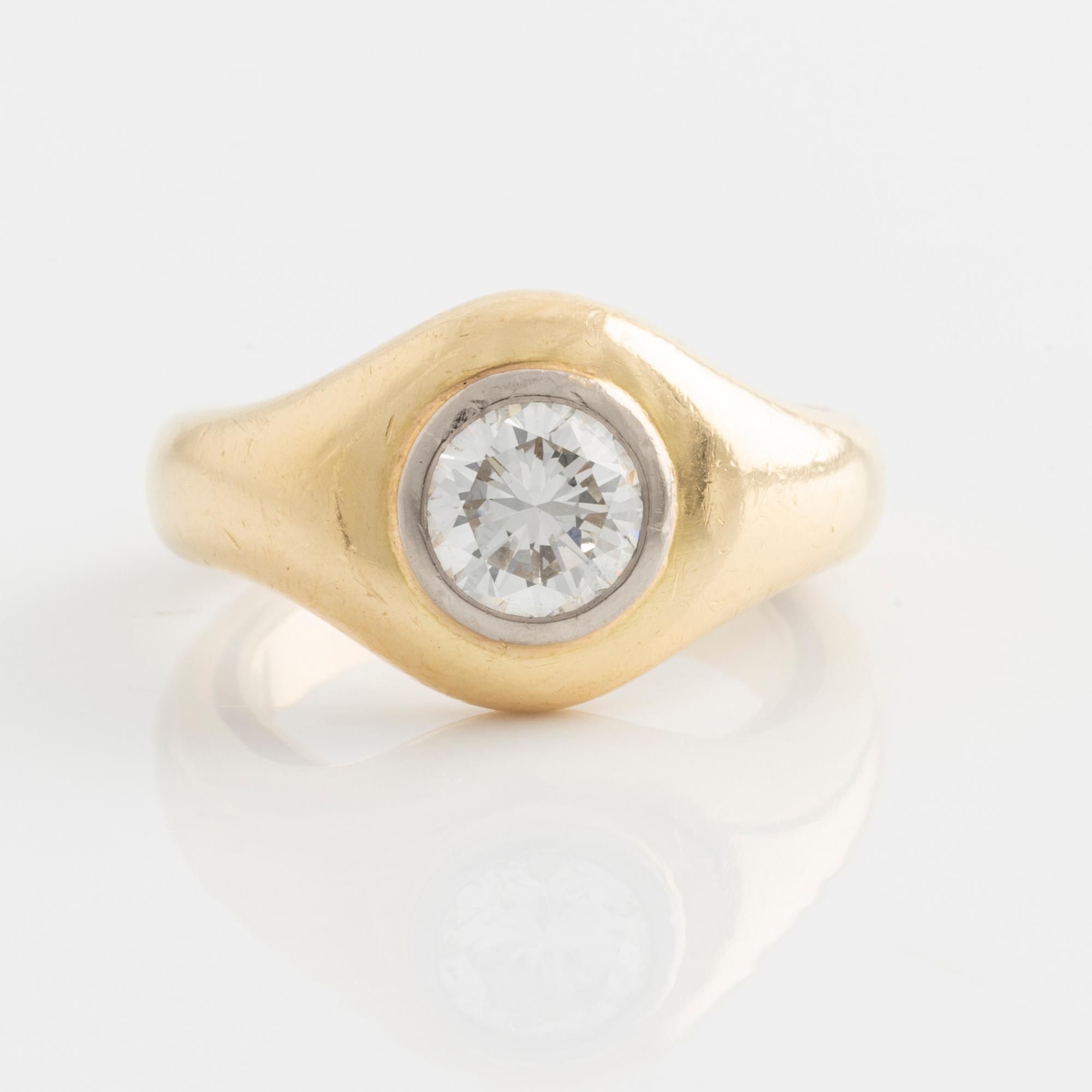 Ring with brilliant-cut diamond.