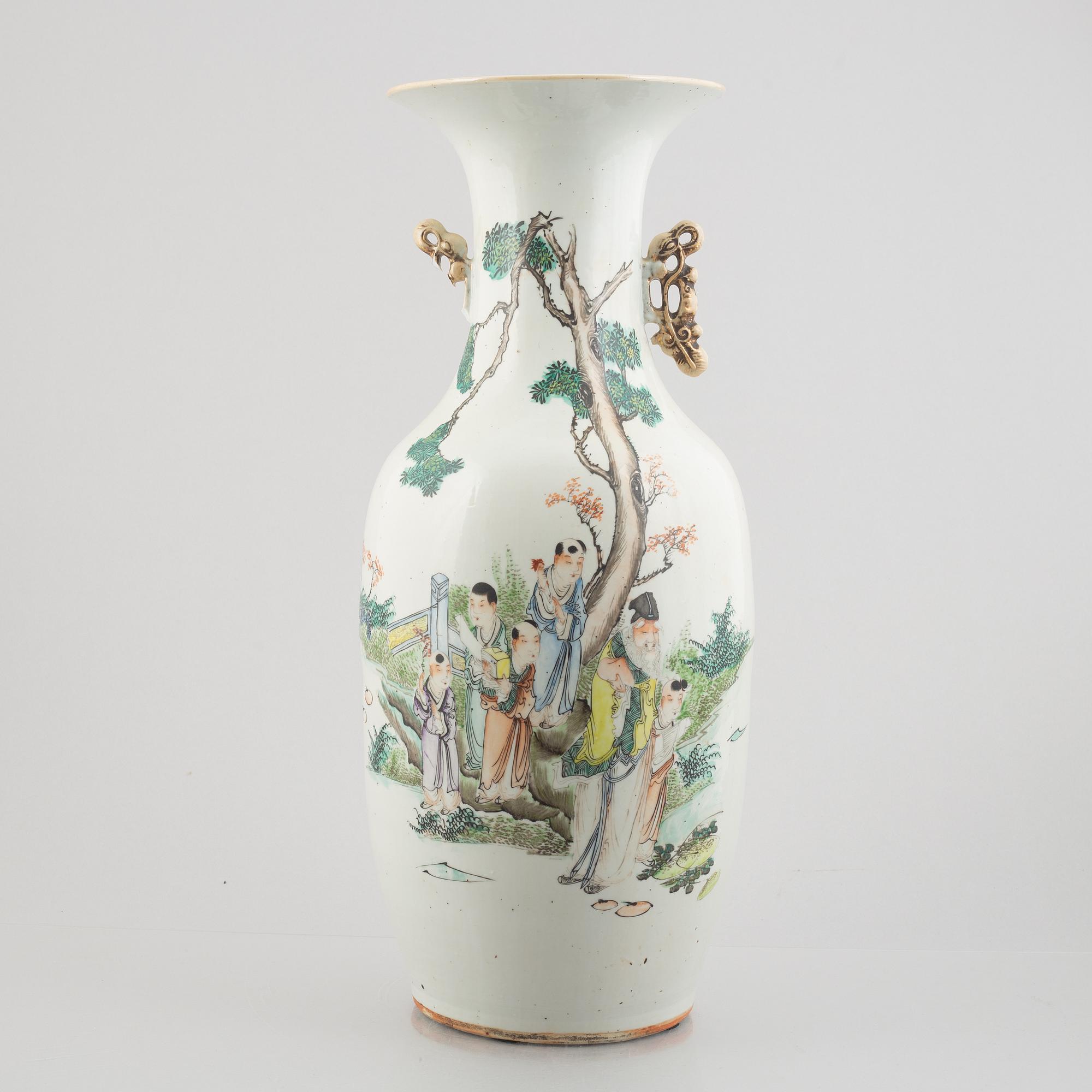 A porcelain floor vase, China, 20th century.