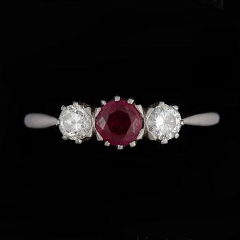 RING, platina med rubin och två diamanter totalt ca 0,3 ct. CG Hallberg, Stockholm 1964. Vikt ca 4 gram.