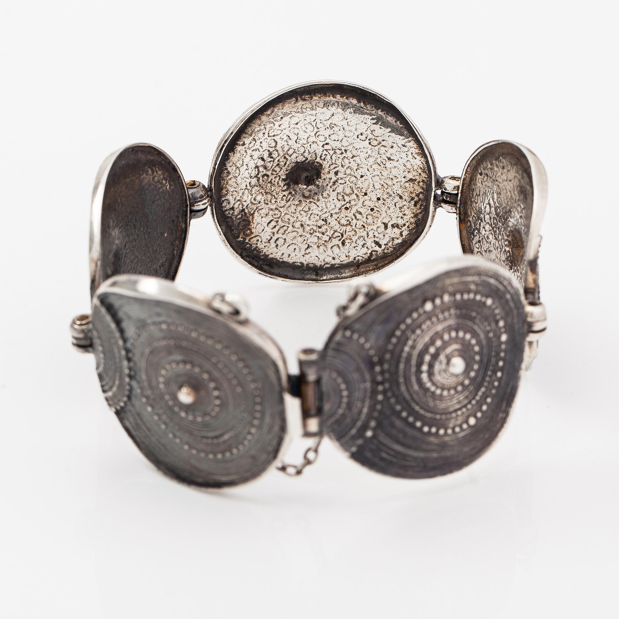 Jorma Laine, A silver bracelet "Chic". Turun Hopea, Turku 1975.