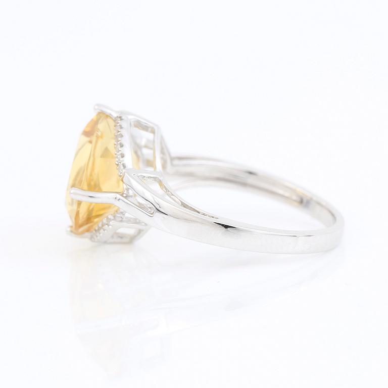 RING, 14K vitguld med citrin ca 4,70 ct och små diamanter tot ca 0,24 ct. Vikt 3,7 g.