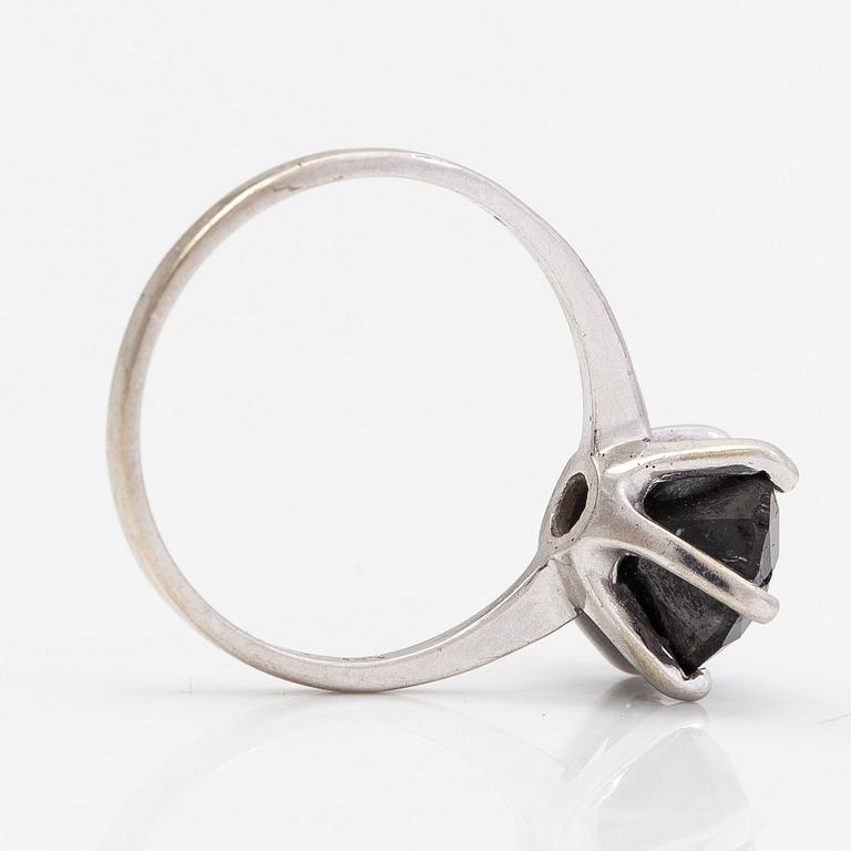A 14K white gold ring with a solitaire black diamond ca 2.75 ct.
