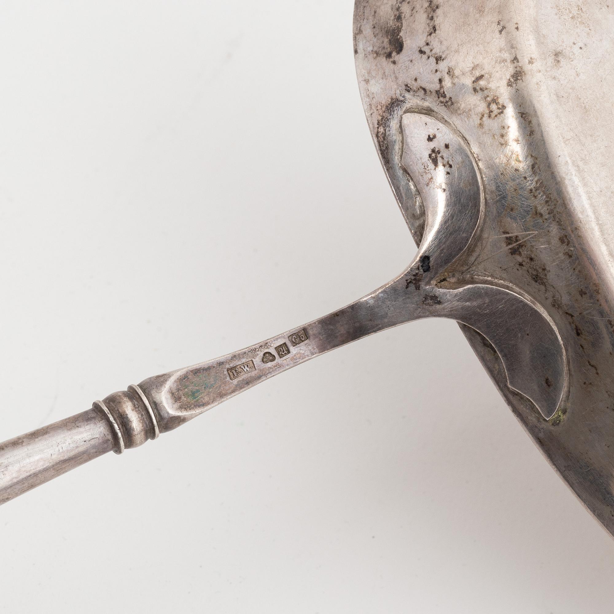 Terrin med lock, porslin, 'Musselmalet', Kunglig Dansk, Danmark, 1900-tal och Soppslev, silver, Sverige, 1861.