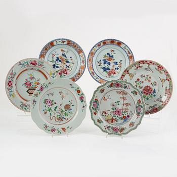 A group of six Chinese famille rose porcelain plates, Qing dynasty, 18th century.