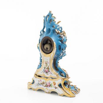 Bordspendyl, porslin, Frankrike, 1800-talets andra hälft.