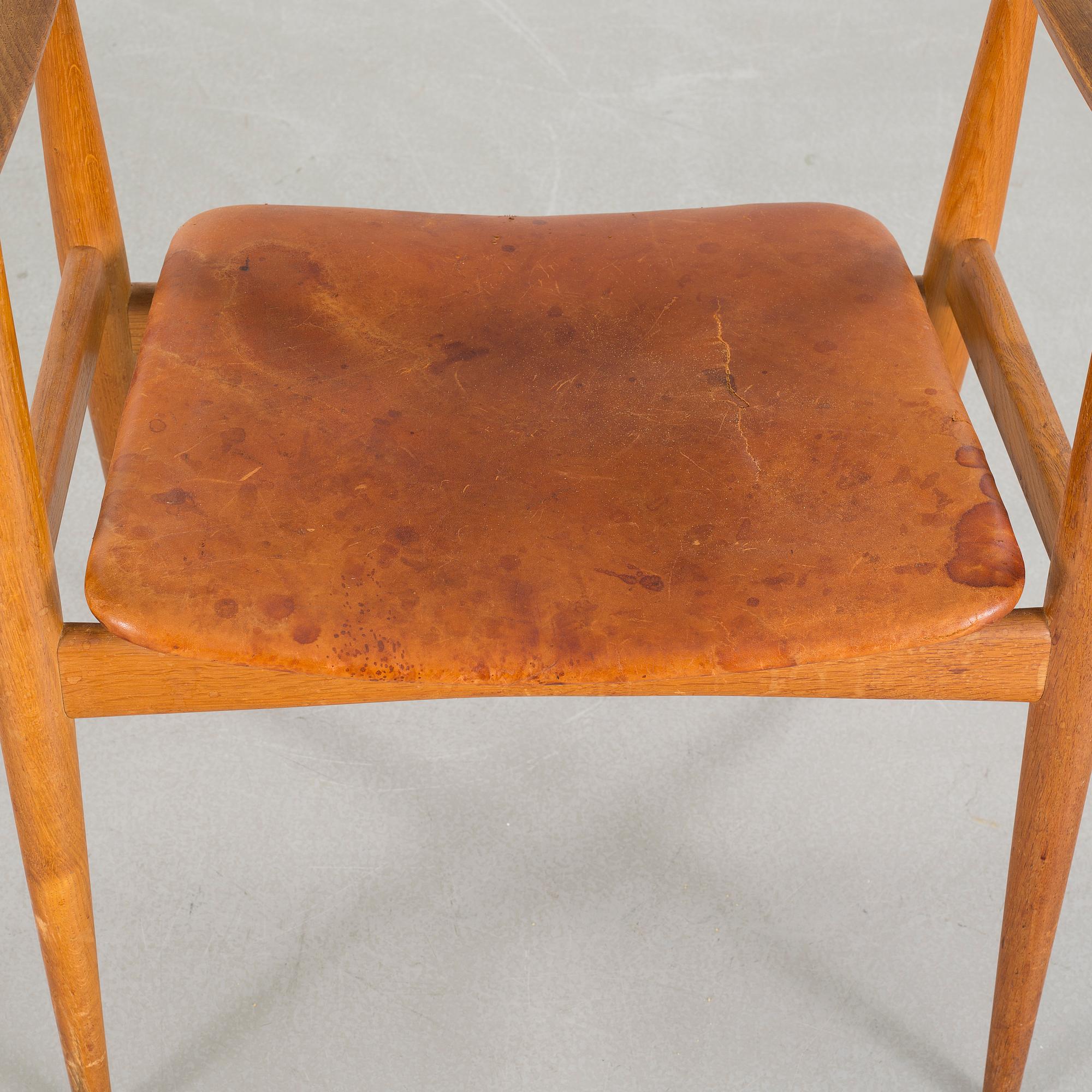 HANS J WEGNER, a pair of arm chairs for Carl Hansen & Son, model "CH35", third quarter of the 20th century.