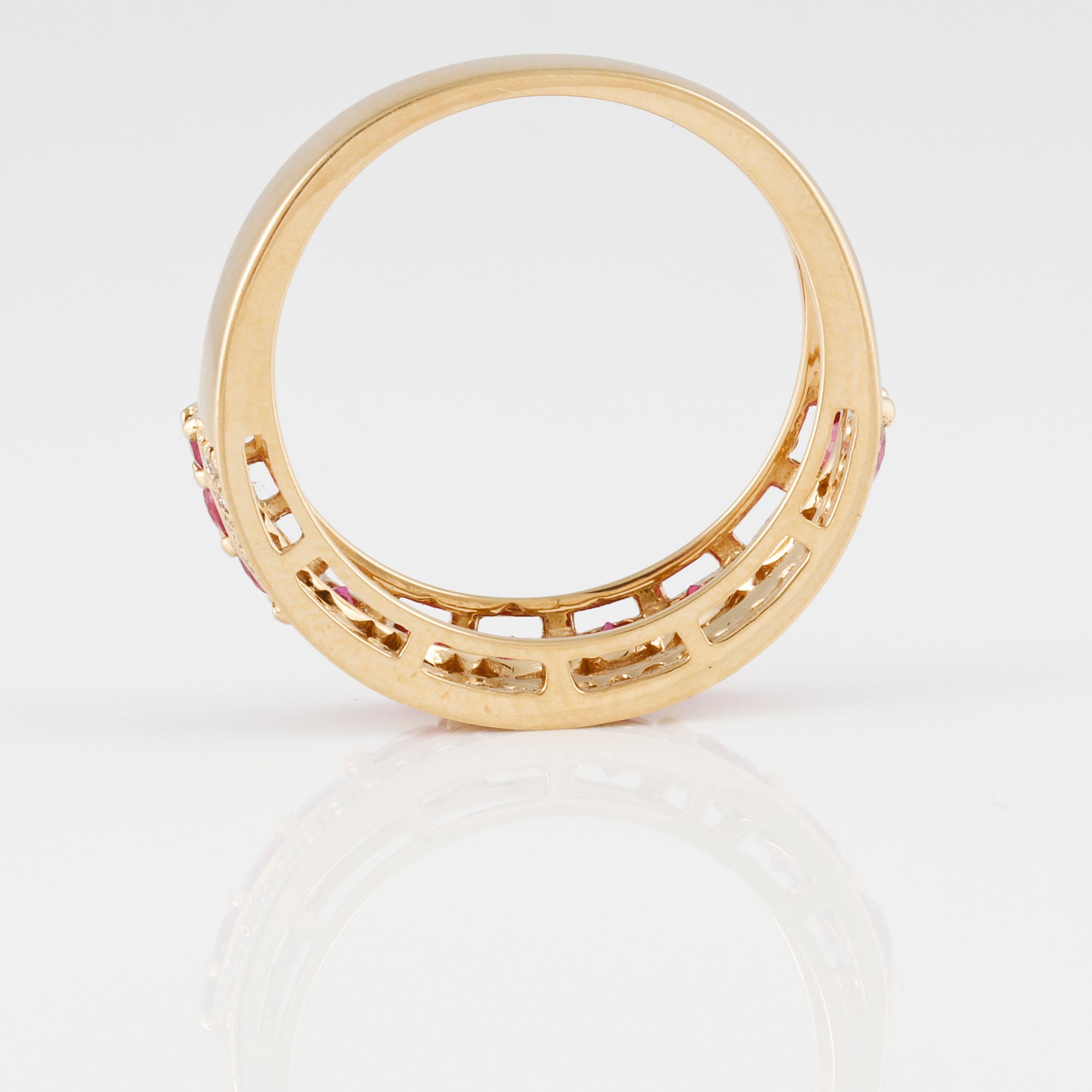 RING, 18K guld med briljantslipade diamanter ca 0.20 ct samt fasettslipade rubiner ca 1.25 ct. Vikt 4,0 gram.