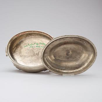 TERRIN MED LOCK, av Lars Lundwall (mästare i Jönköping 1761-1780/82). Rokoko.