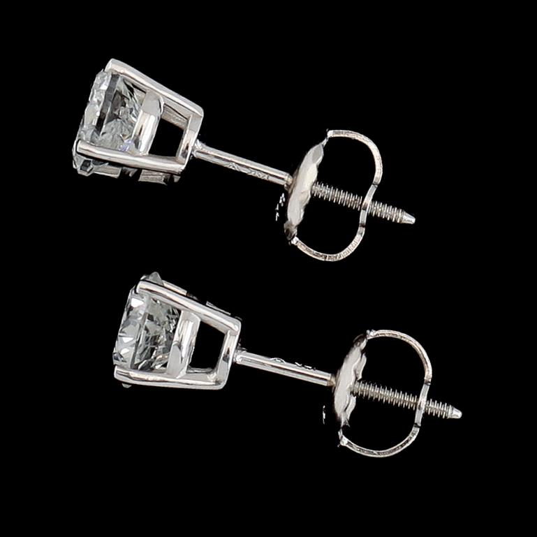 ÖRHÄNGEN, 1 par, 14K vitguld, briljantslipade diamanter tot ca 0.90 ct.