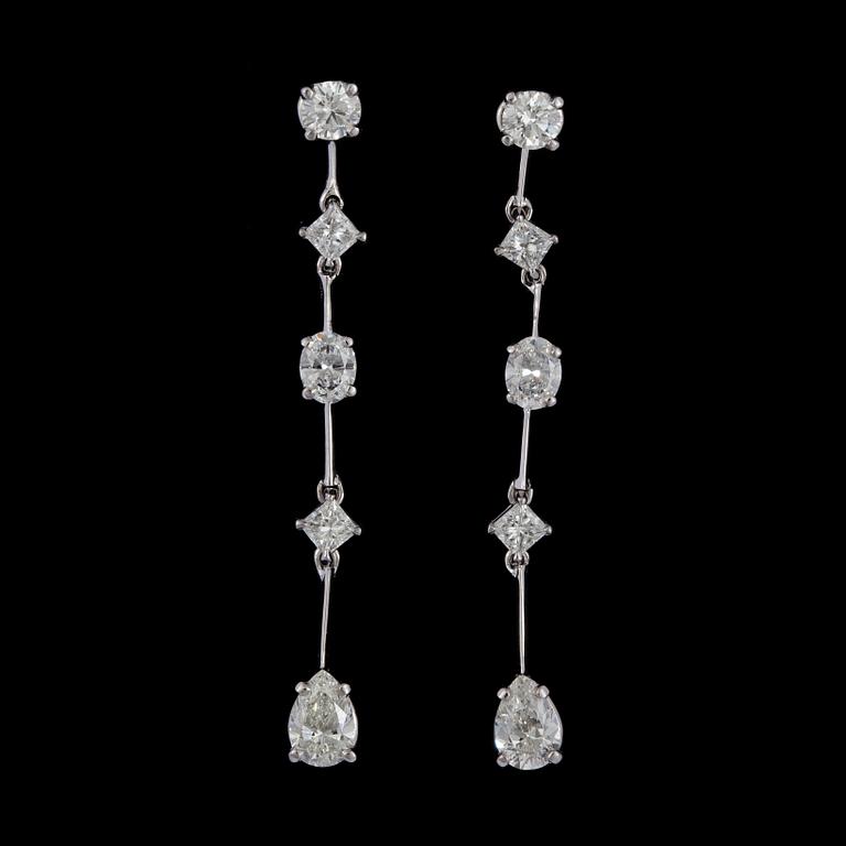 A pair of brilliant- oval- and drop cut diamond earrings, tot. 2.72 ct.