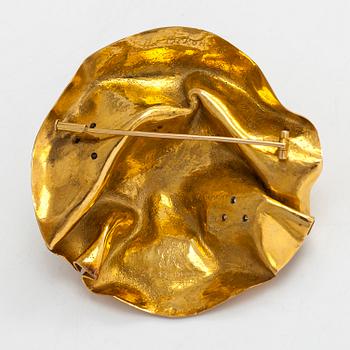 Lotta Orkomies, an 18K gold brooch, with brilliant-cut diamonds totaling approximately 0.79 ct. Tillander, Helsinki 1972.