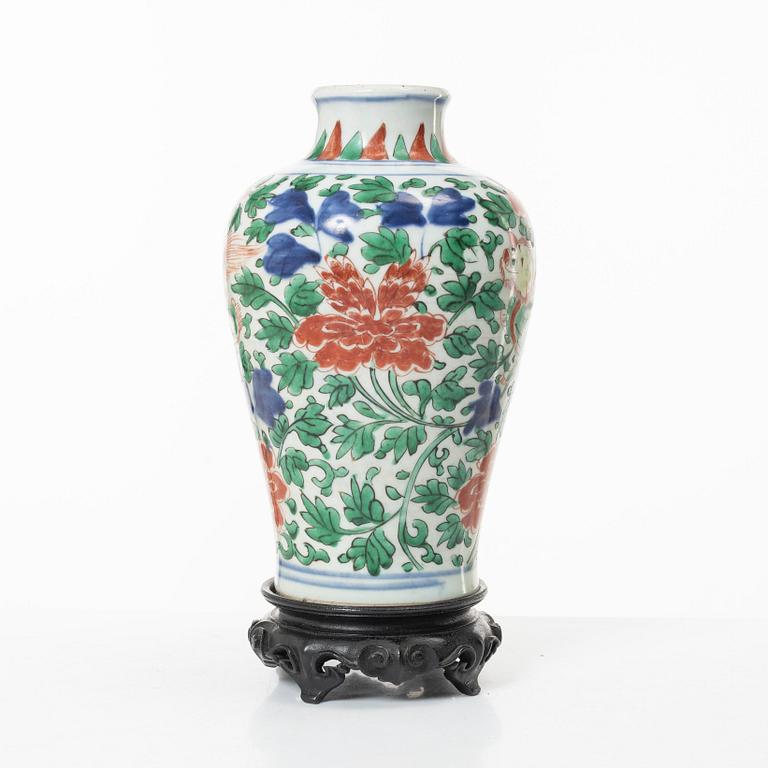 A wucai decorated vase, Transition, 17th century.