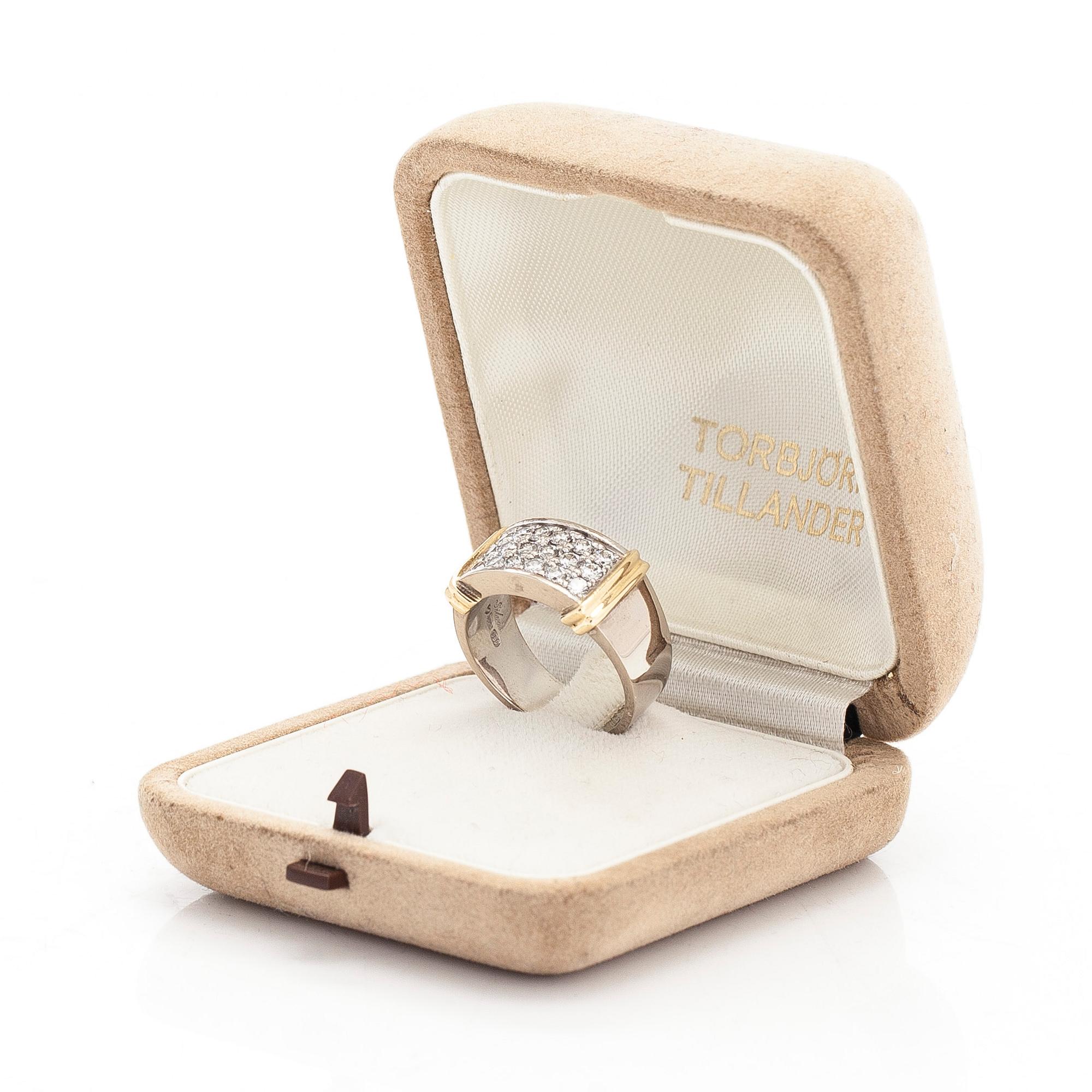 Ring, 14K guld med briljantslipade diamanter totalt ca 0.54 ct. Silván, Helsingfors.