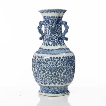 A Chinese blue and white porcelain vase, Qing dynasty, 18th century.